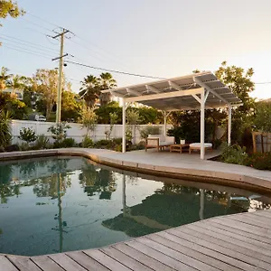 tugun-retreat-4brm-home-with-pool.hotelsbyronbayaustralia.com/